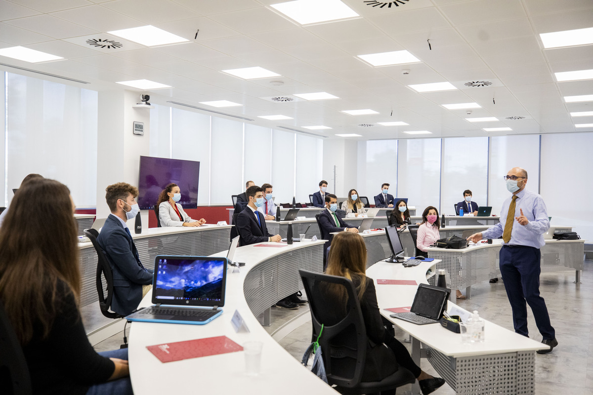 Conviértete en un experto en logística y gestión de la cadena de suministro en Zaragoza Logistics Center.