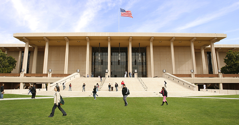 /es/noticia/post/pasa-el-verano-en-los-angeles-california-mientras-obtienes-creditos-universitarios