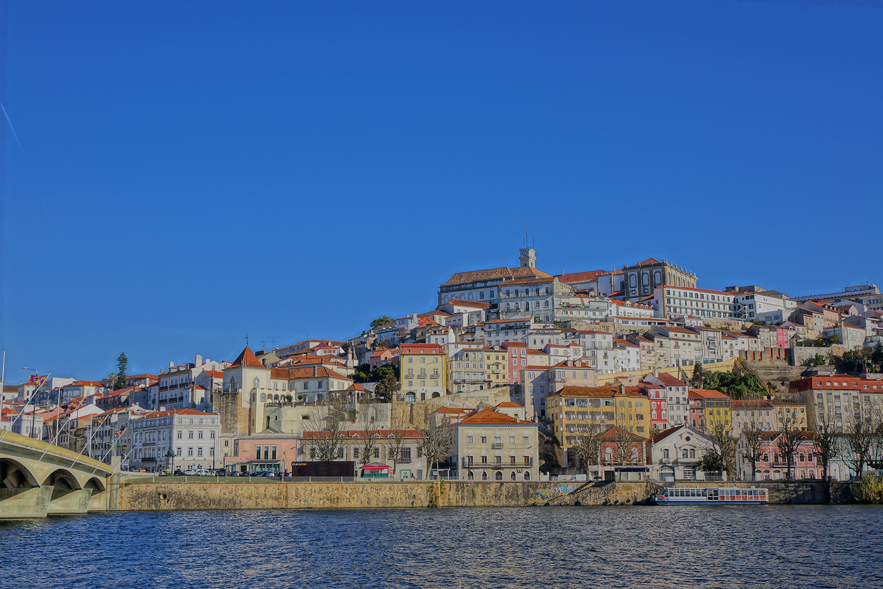 /pt/noticia/post/com-praias-montanhas-e-muralhas-centro-de-portugal-abriga-universidade-mais-antiga-da?display=vivaportugal