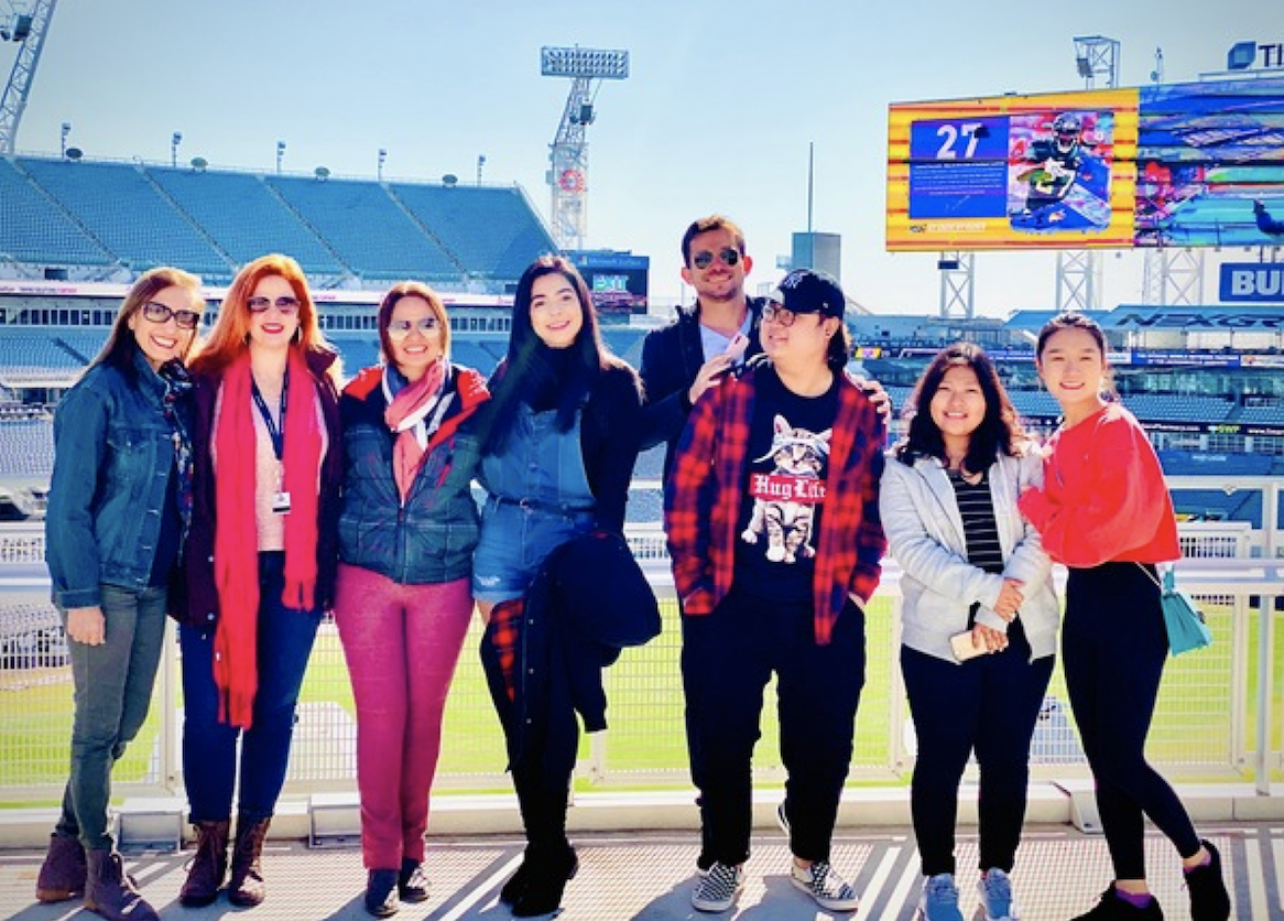 Alunos do Instituto de Língua Inglesa visitaram o TIAA Bank Field