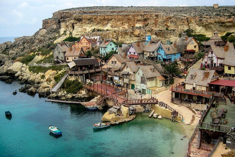 Anchor Bay é famosa pela Aldeia Popeye, lugar que foi cenário para a gravação do filme