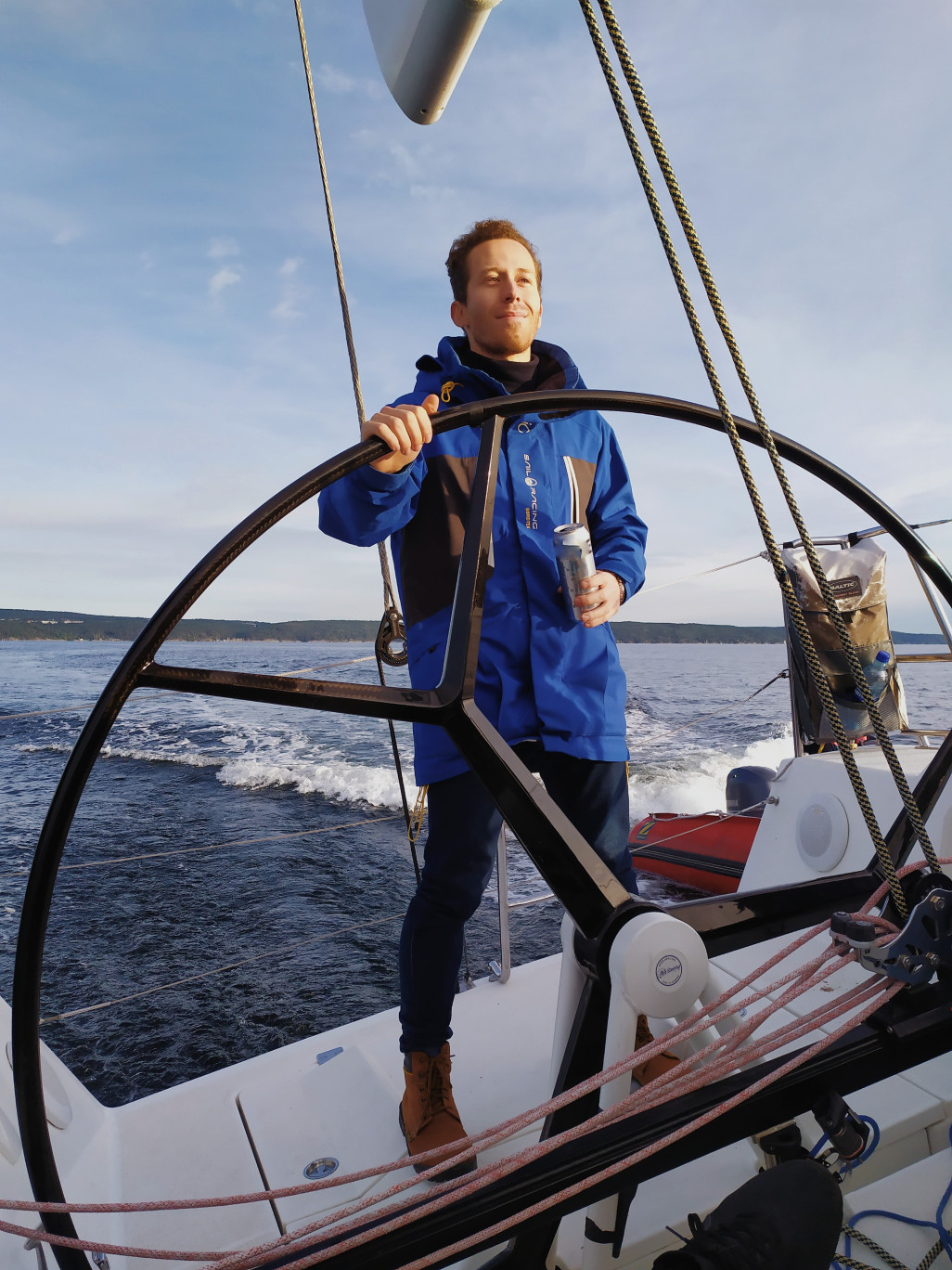 Juan desfrutando dos benefícios da Equipe de Vela da BI