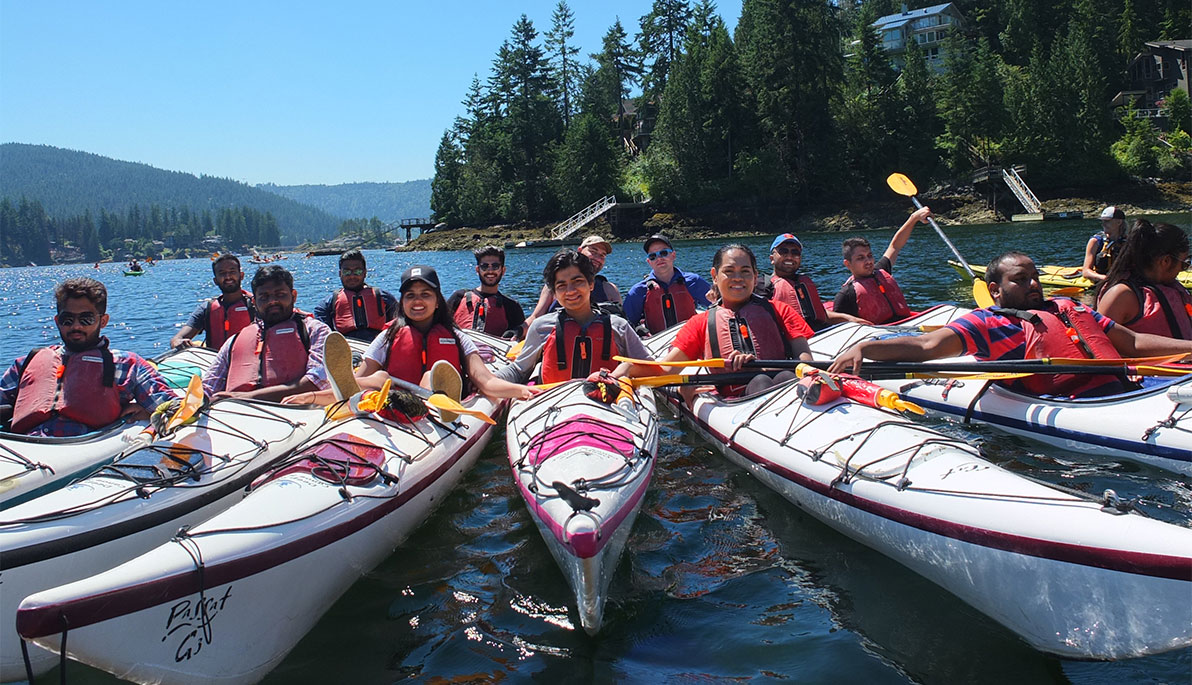  Alunos andando de caiaque em Vancouver