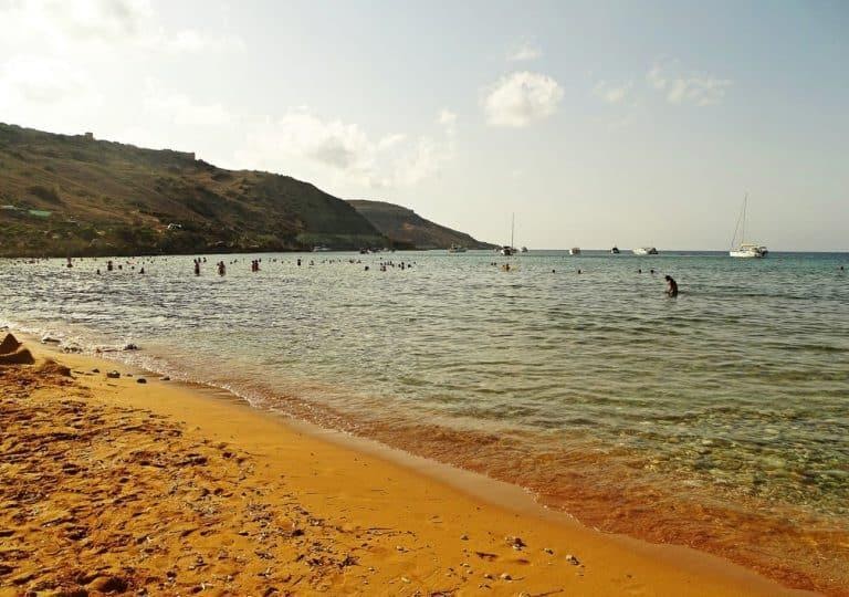 Ramla Bay e sua areia de tons avermelhados