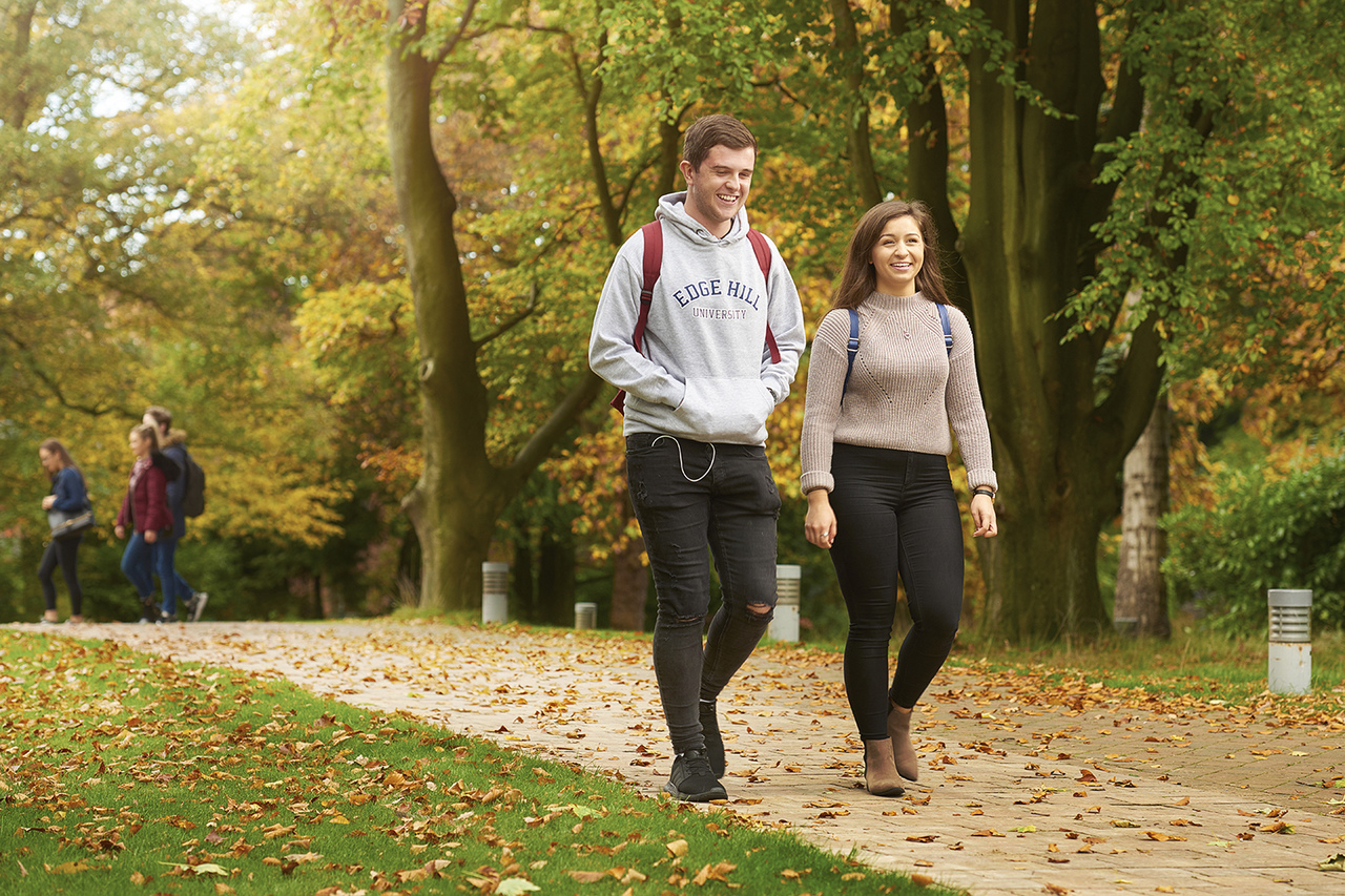 Estudantes no campus da edge hill