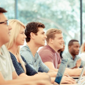 Quer estudar e trabalhar no Reino Unido? Estes cursos podem ajudar